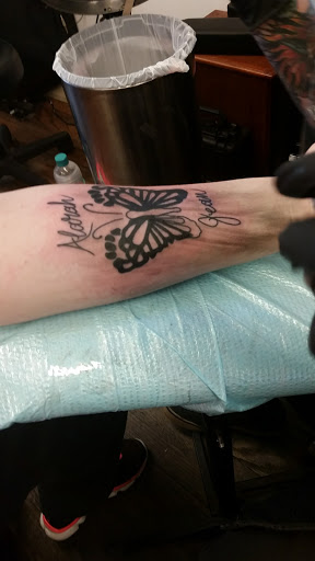 Tattoo Shop «Grinn & Barrett Tattoo and Piercing», reviews and photos, 3021 Leavenworth St, Omaha, NE 68105, USA