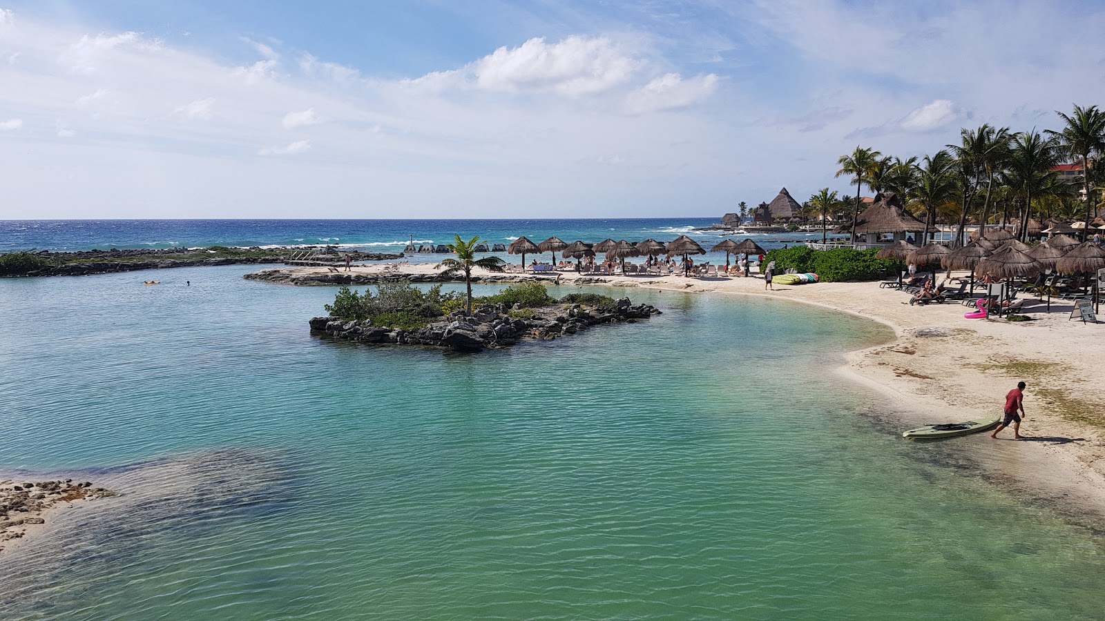 Catalonia Yucatan beach的照片 带有碧绿色纯水表面
