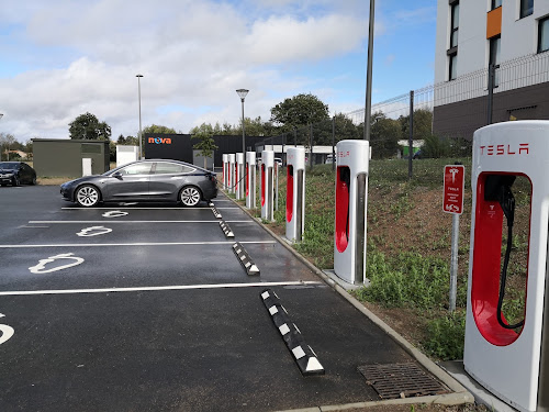Borne de recharge de véhicules électriques Tesla Supercharger Les Herbiers