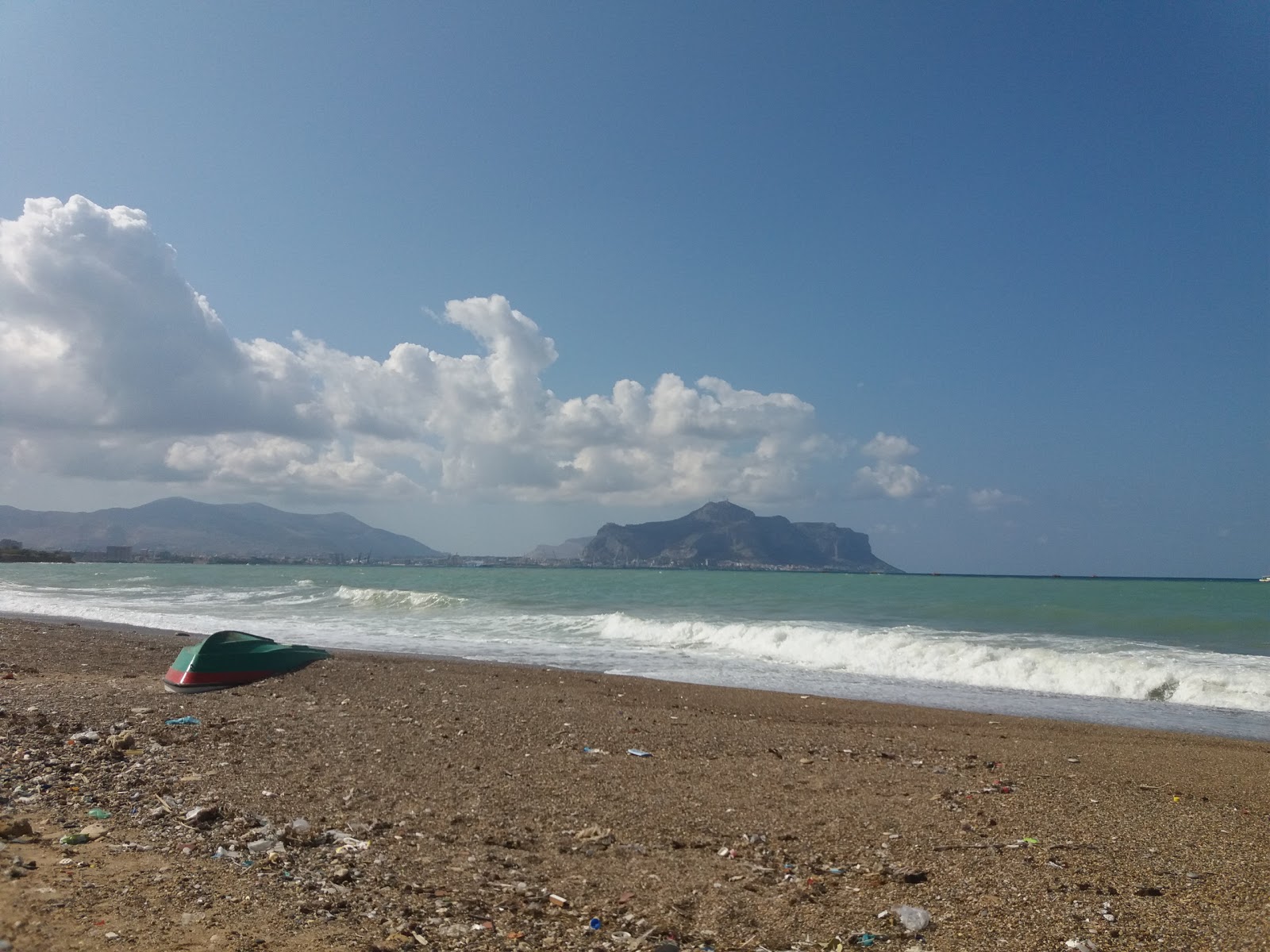 Valokuva Palermo beachista. pinnalla turkoosi puhdas vesi:n kanssa