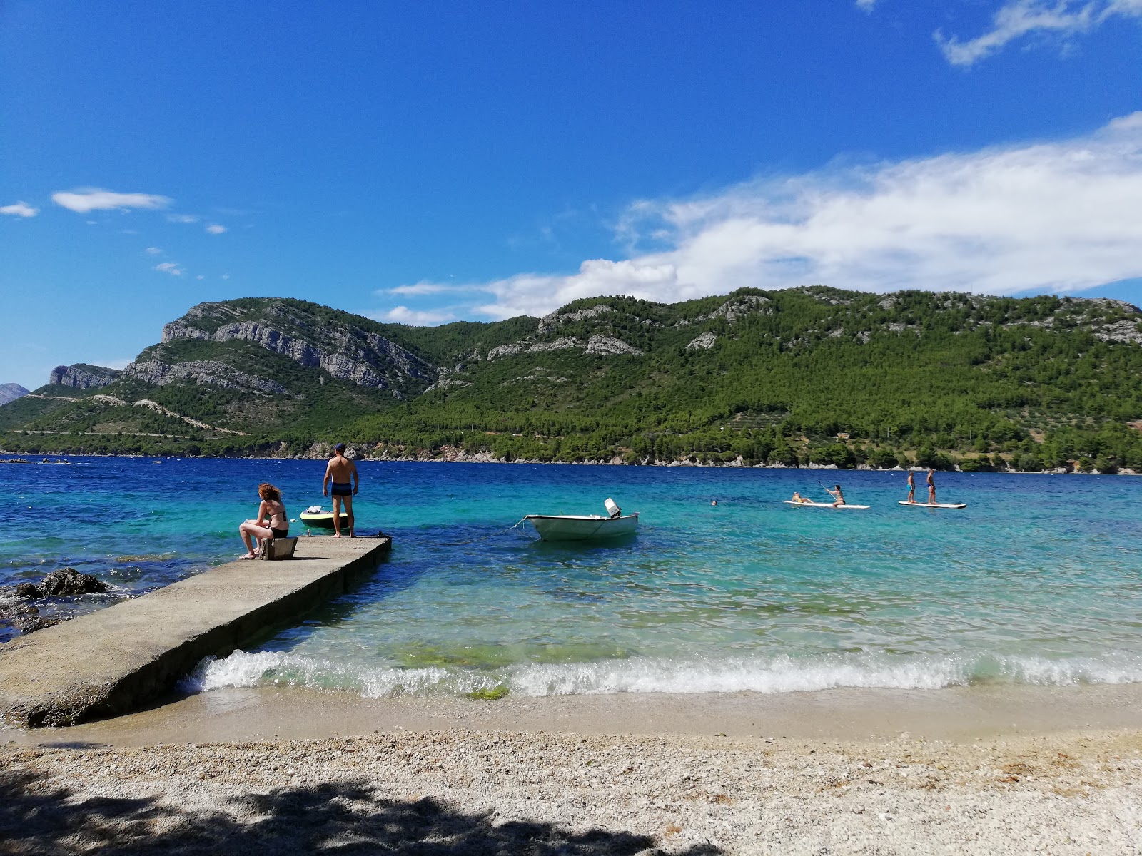 Foto de Kremena beach apoiado por penhascos