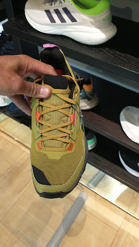 Opinii despre Tienda adidas 122 în Bogotá - Tienda de deporte