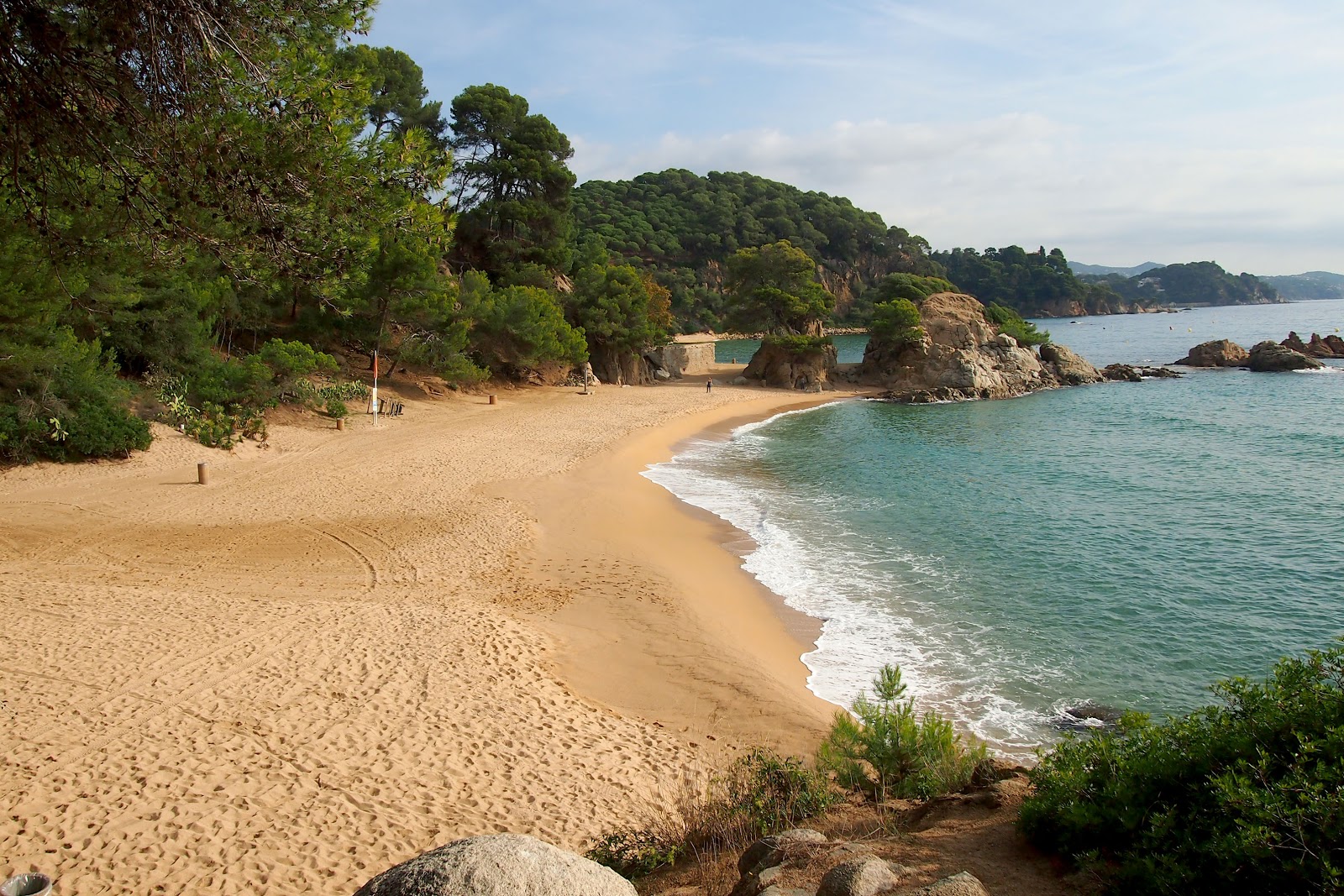 Photo de Plage de Cala Treumal avec sable fin et lumineux de surface