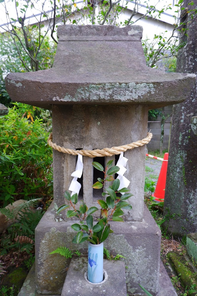 若宮神社の門守神と石灯籠