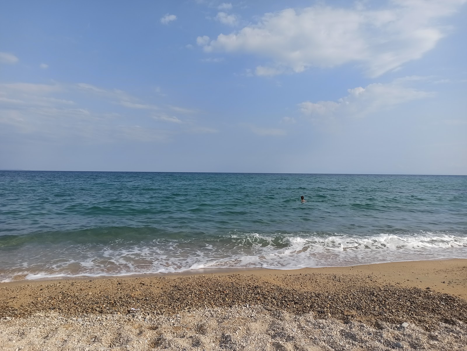 Valokuva Kavala beachista. mukavuudet alueella