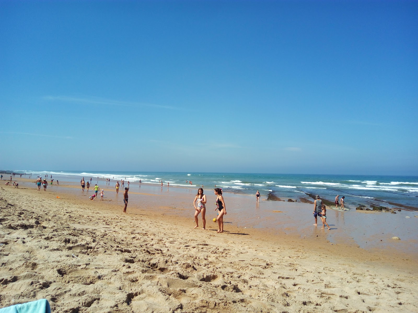 Foto di Praia do Magoito con costa lunga e dritta