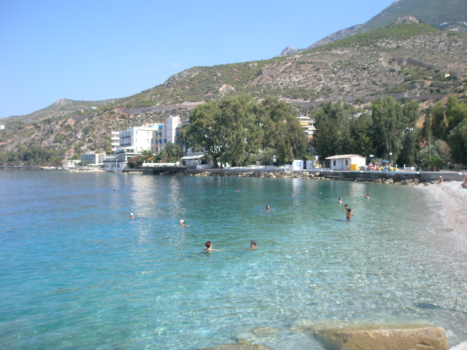 Photo de Loutraki marina beach avec un niveau de propreté de très propre