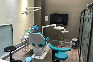 維康牙醫診所 - 植牙專科 隱適美 MRC矯正 和美牙醫 image