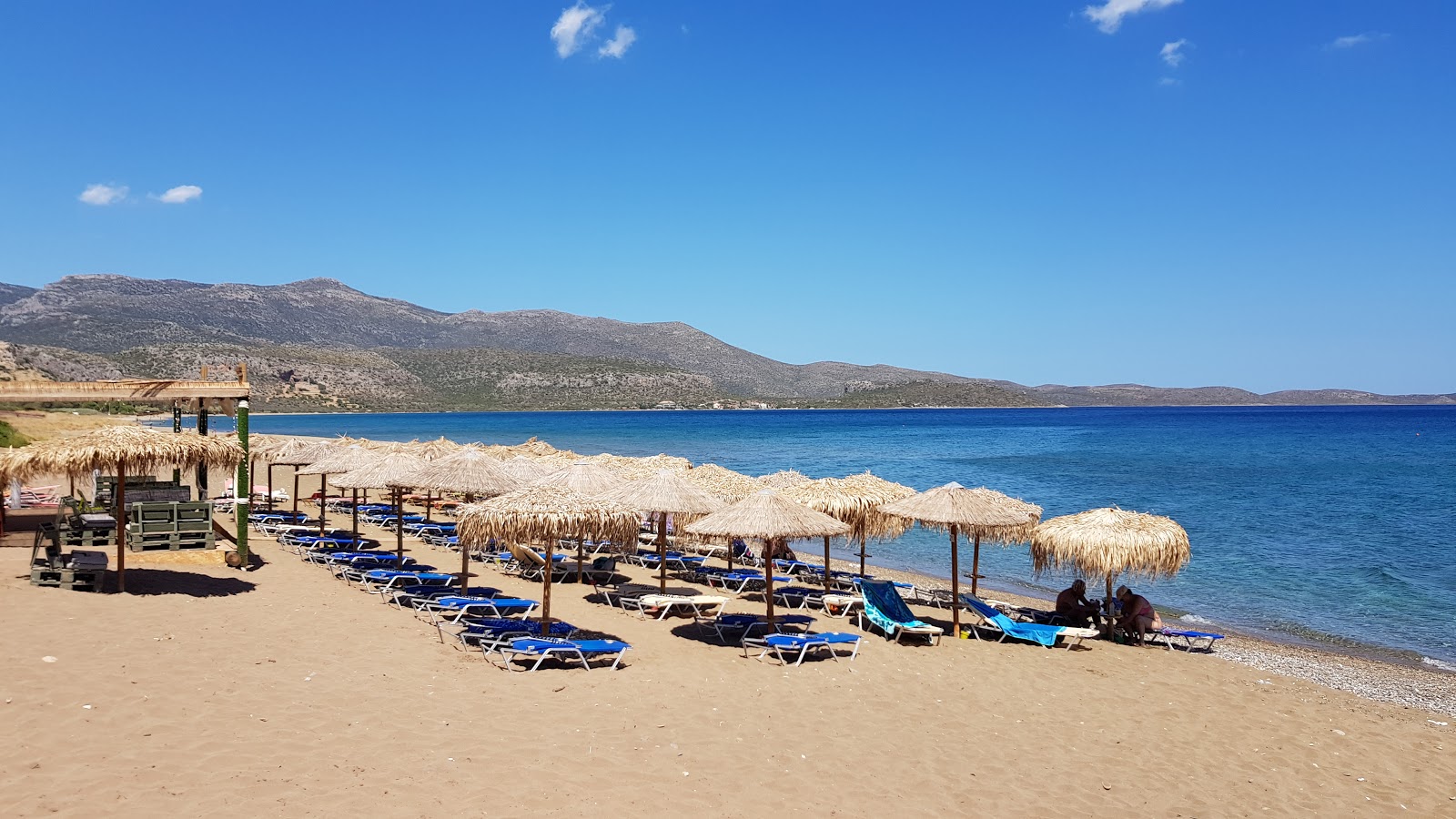 Fotografie cu Pori beach cu o suprafață de nisip negru și pietricel