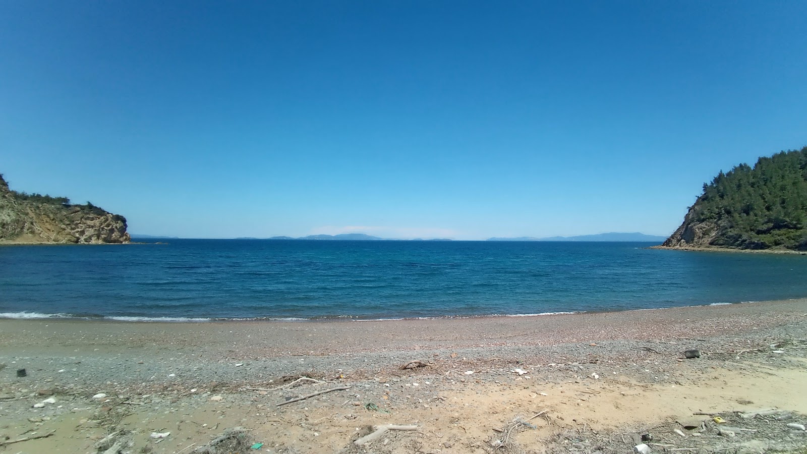 Fotografie cu Mourtias beach cu o suprafață de apa pură turcoaz