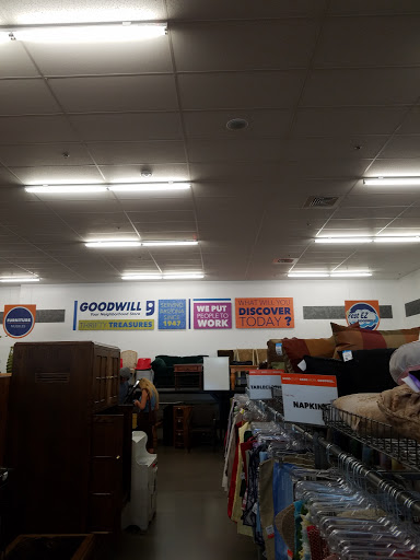 Thrift Store «Higley & Queen Creek Goodwill Retail Store & Donation Center», reviews and photos, 4570 S Higley Rd, Gilbert, AZ 85297, USA