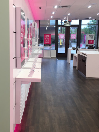 Cell Phone Store «T-Mobile», reviews and photos, 1221 W Lake St #101, Minneapolis, MN 55408, USA