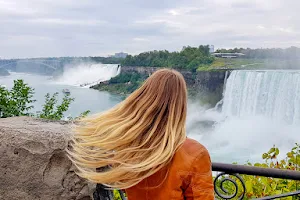 Queen Tour Niagara Falls Tours image