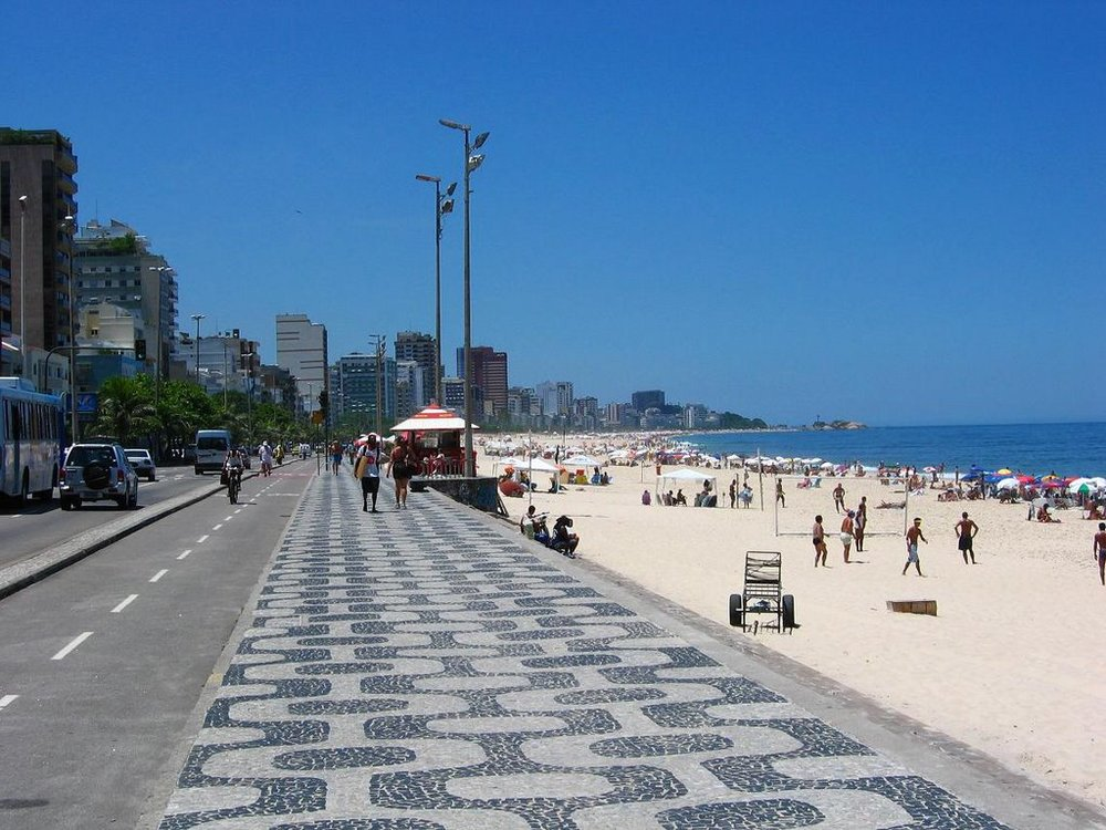 Foto von Leblon Strand von Klippen umgeben