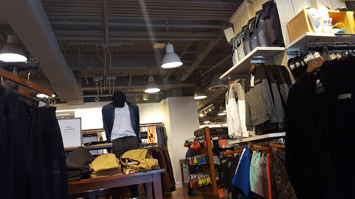 Clothing Store «American Eagle Outfitters», reviews and photos, 212-51 26th Ave, Bayside, NY 11360, USA
