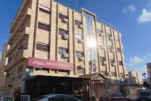 (النجوم الثلاثية للشقق الفندقية) Al-Nujoom Hotel image