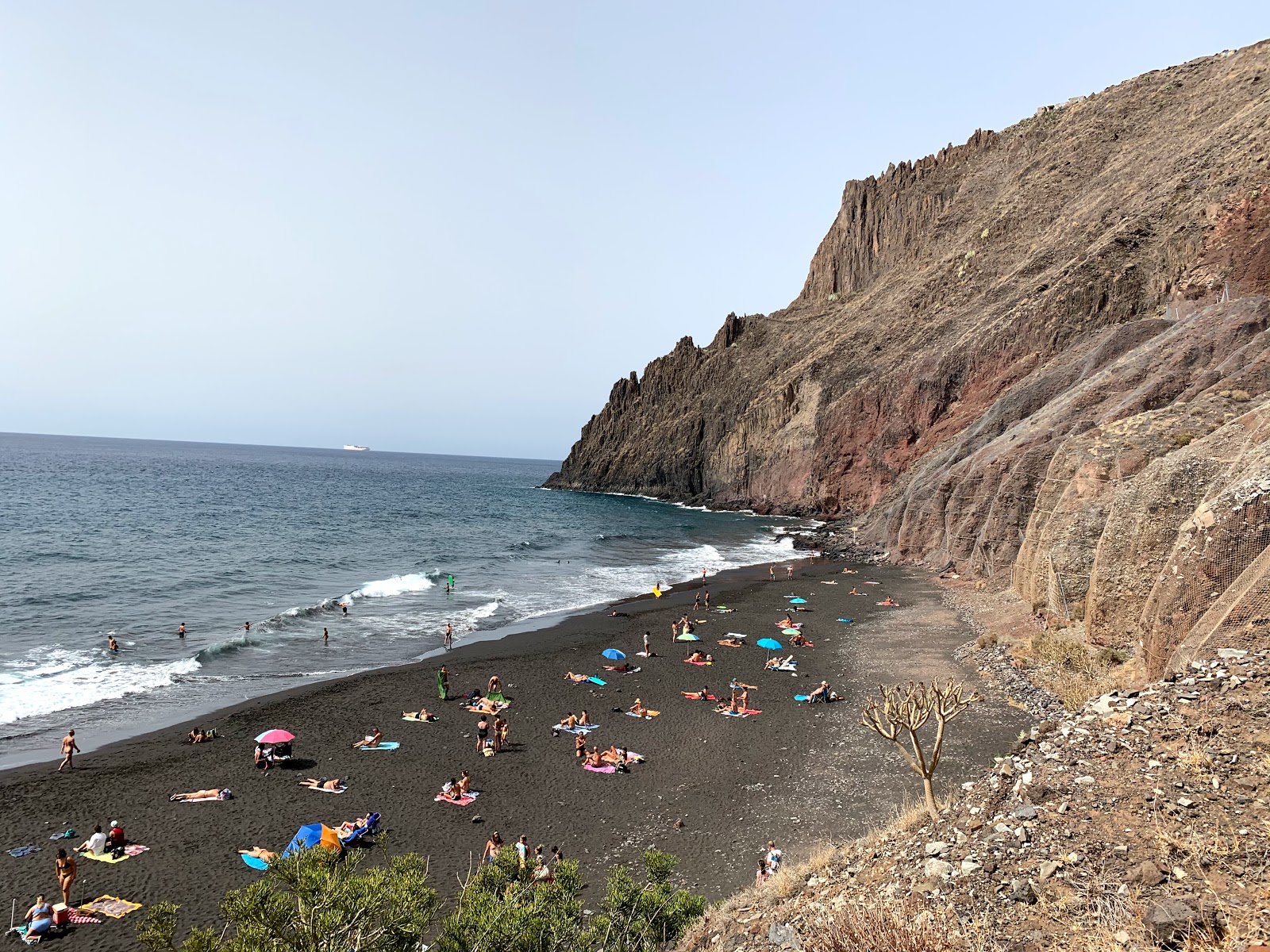 Foto av Playa de Las Gaviotas omgiven av berg