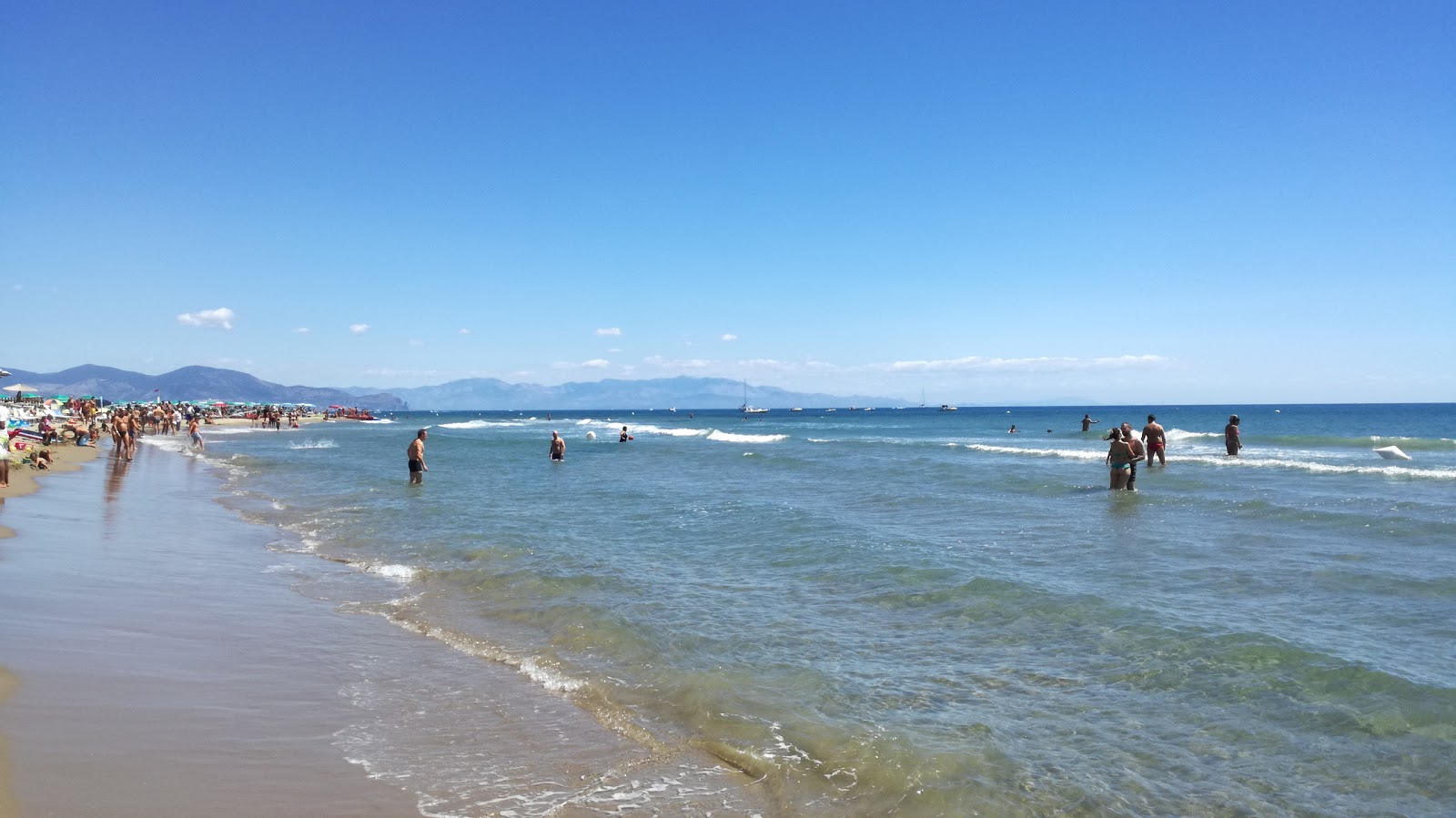 Foto av San Felice beach med blått vatten yta