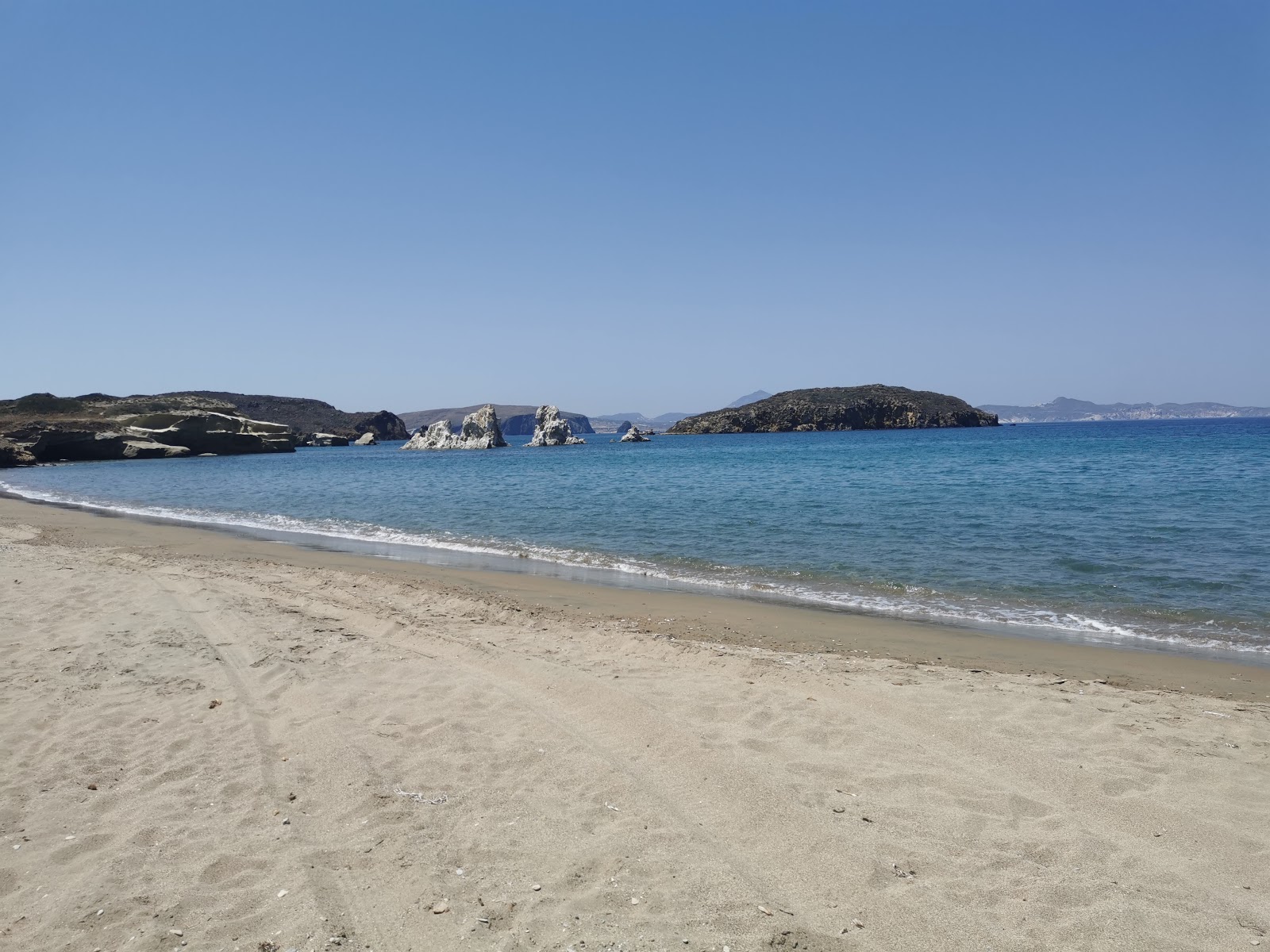 Mavrospilia beach'in fotoğrafı turkuaz saf su yüzey ile