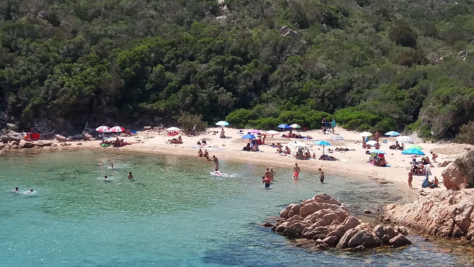 Foto van Spiaggia di Cala Brigantina met gemiddeld niveau van netheid
