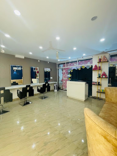 Skinnish Beauty Saloon Ullal, Thokottu