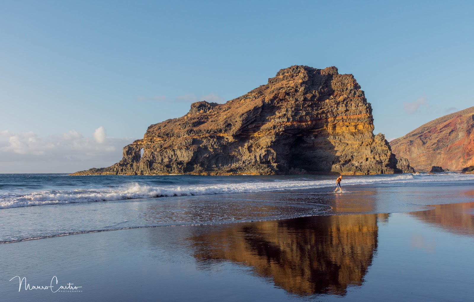 Foto de Playa de Bujarén con arena negra superficie