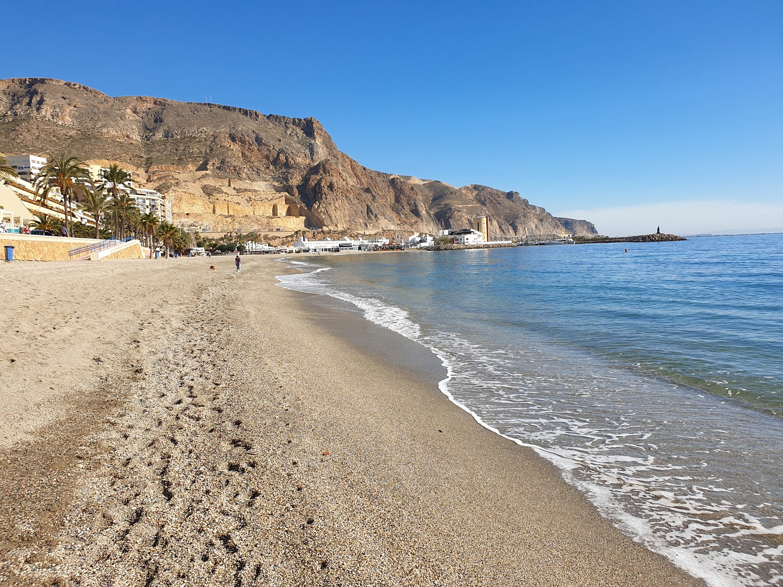 Foto van Playa Aguadulce met beige schelpenzand oppervlakte