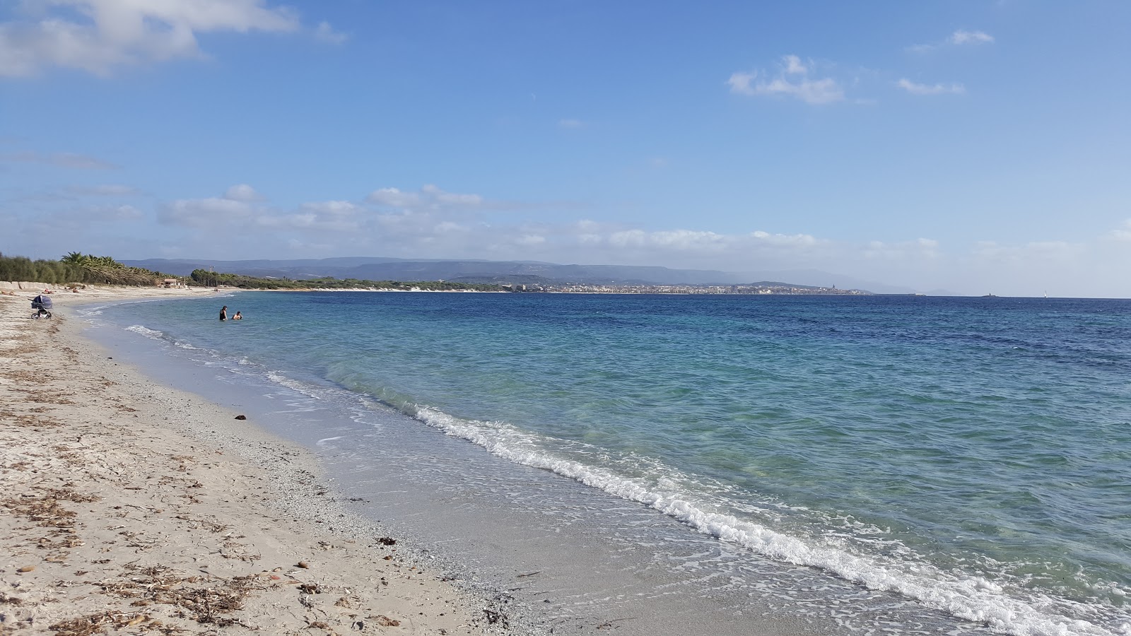 Zdjęcie Fertilia beach z powierzchnią turkusowa czysta woda