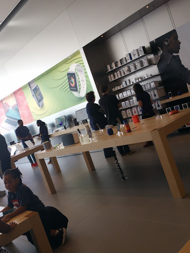 Computer Store «Apple Eton», reviews and photos, 28849 Chagrin Blvd, Woodmere, OH 44122, USA