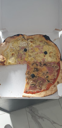 Plats et boissons du Pizzas à emporter Santi'Pizza au feu de bois à Garons - n°7