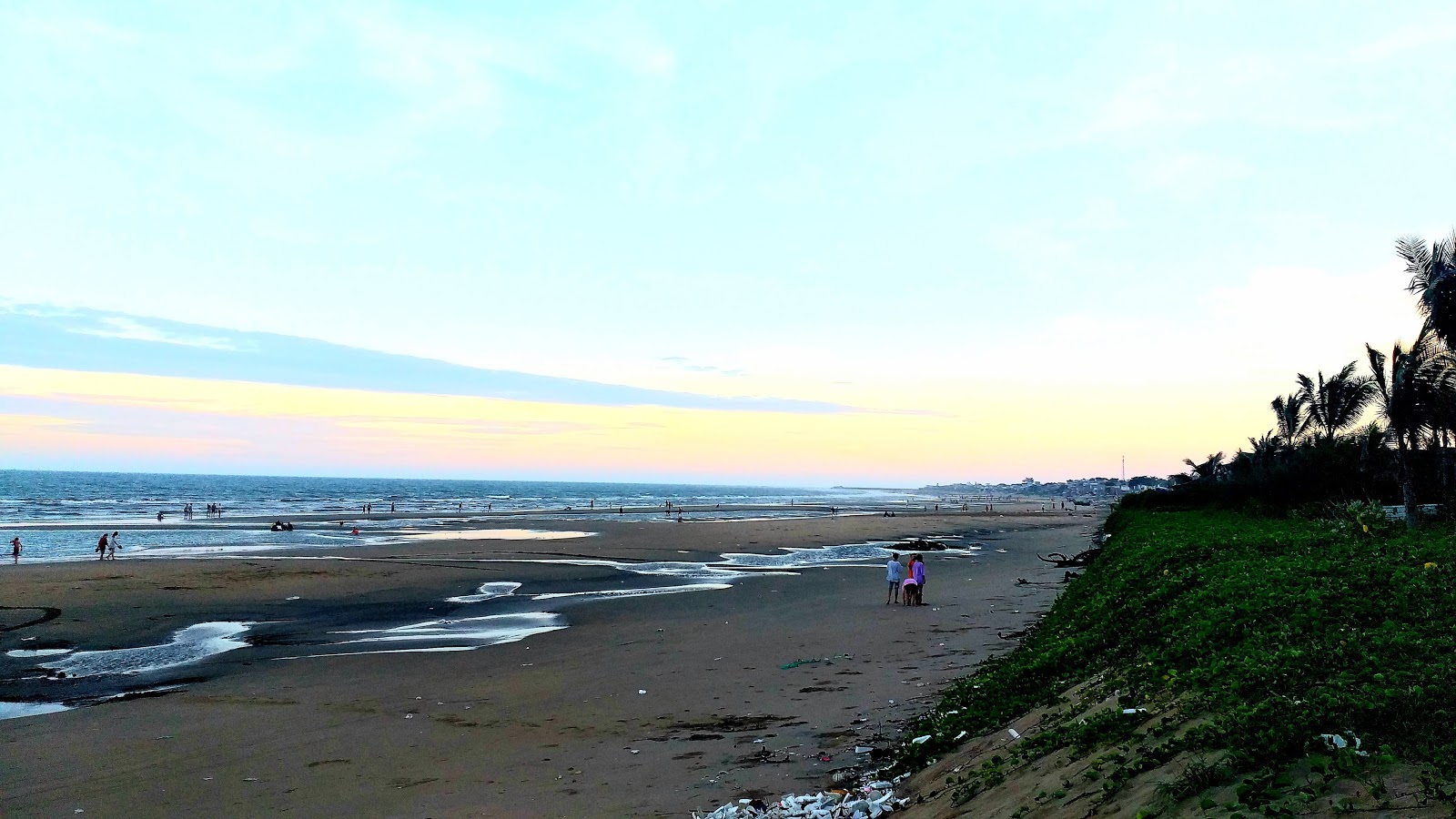 Foto van Bien Xanh Quan Beach en de nederzetting