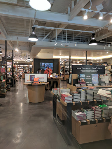 Book Store «Amazon Books», reviews and photos, 3441 N Southport Ave, Chicago, IL 60657, USA