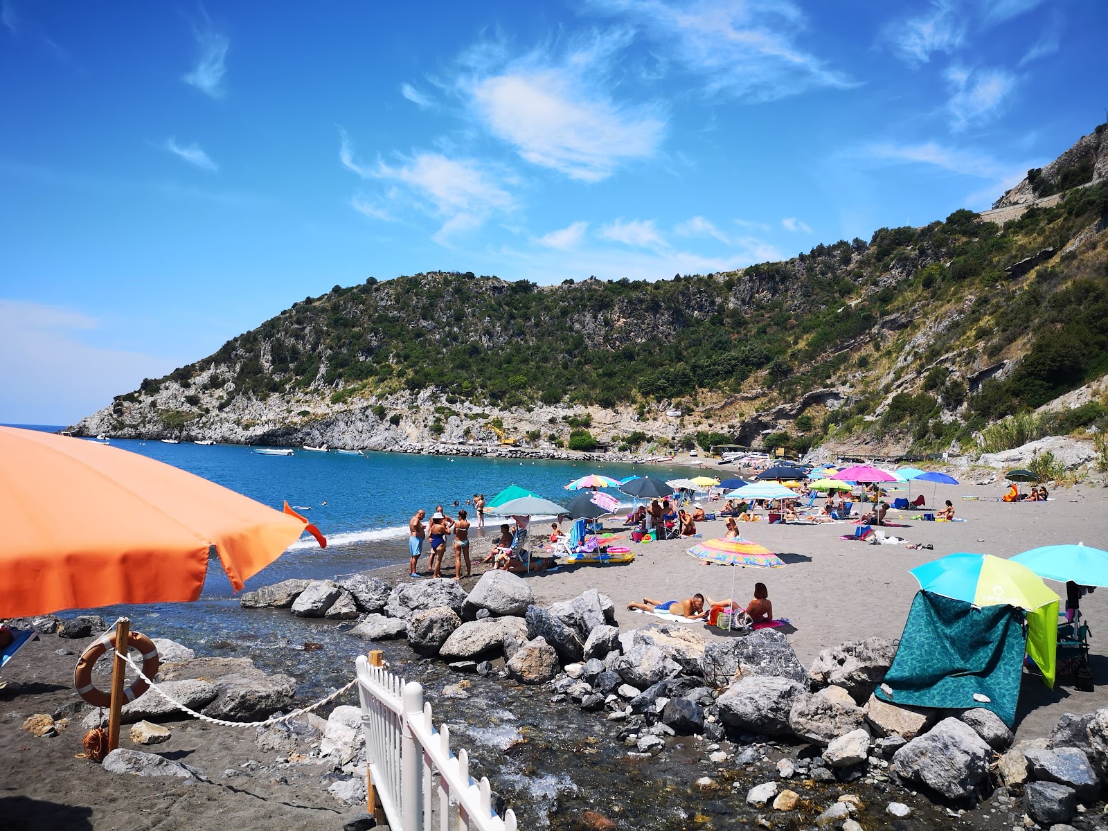 Fotografija Spiaggia di Castrocucco z musta hiekka ja kivi površino