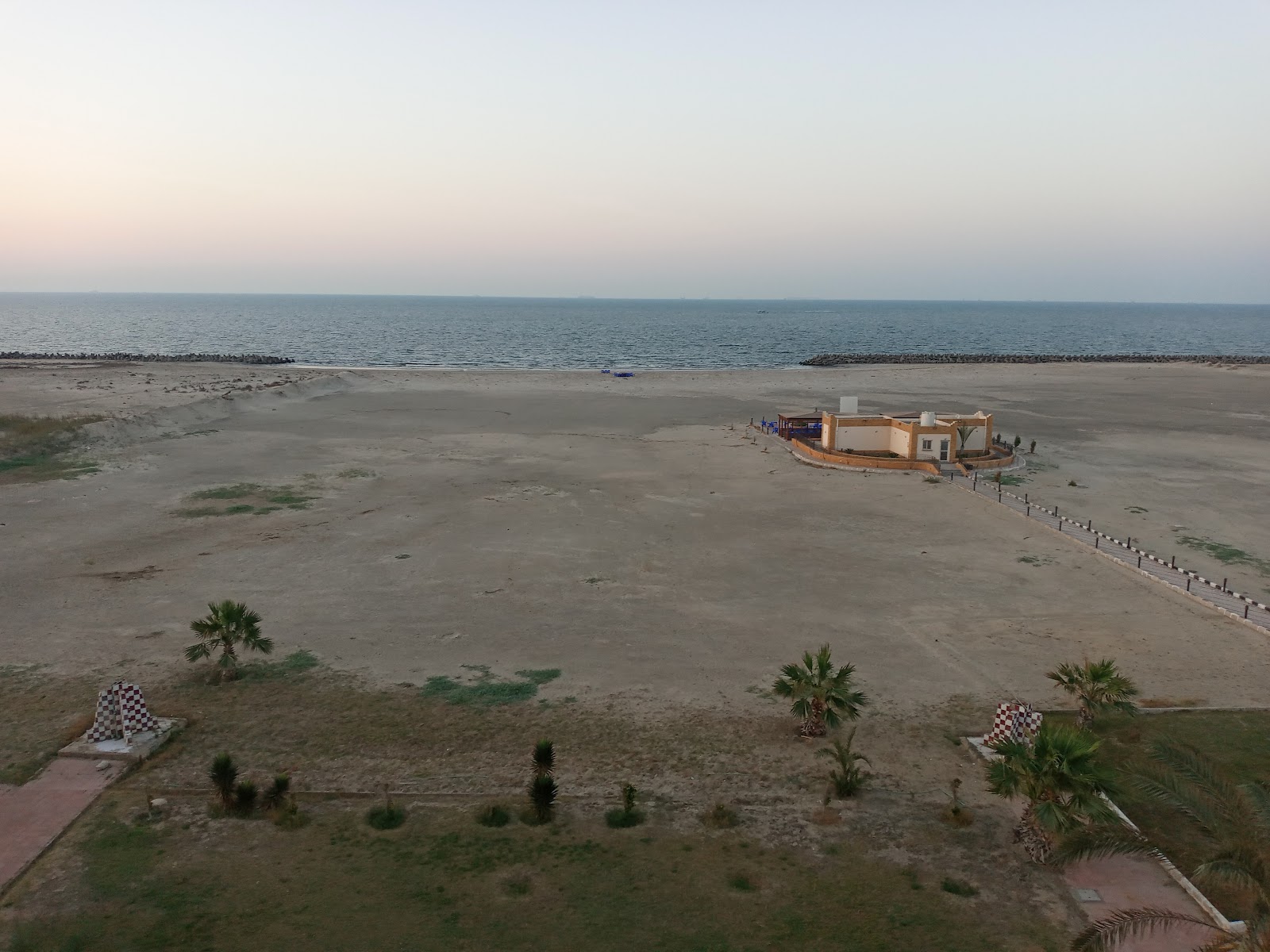 Foto di Al Abtal Beach con una superficie del sabbia luminosa