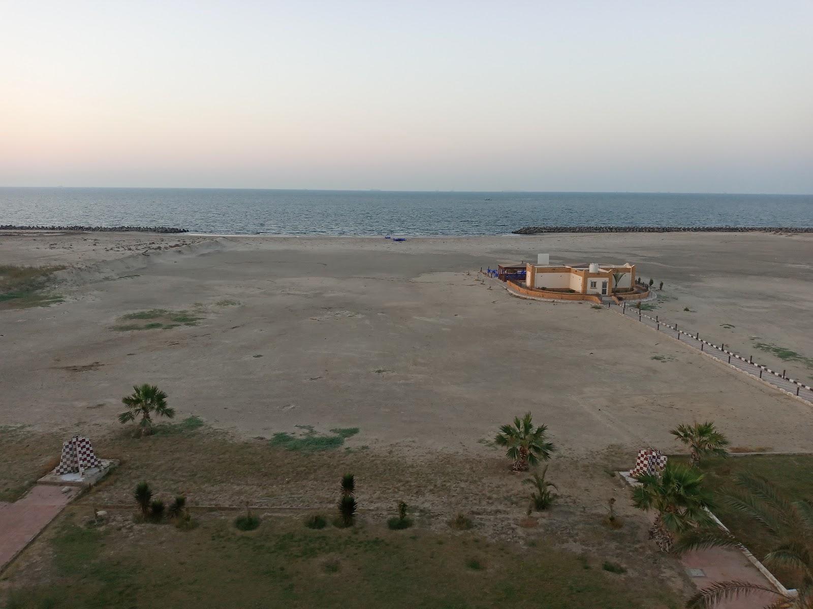Fotografie cu Al Abtal Beach cu o suprafață de nisip beige