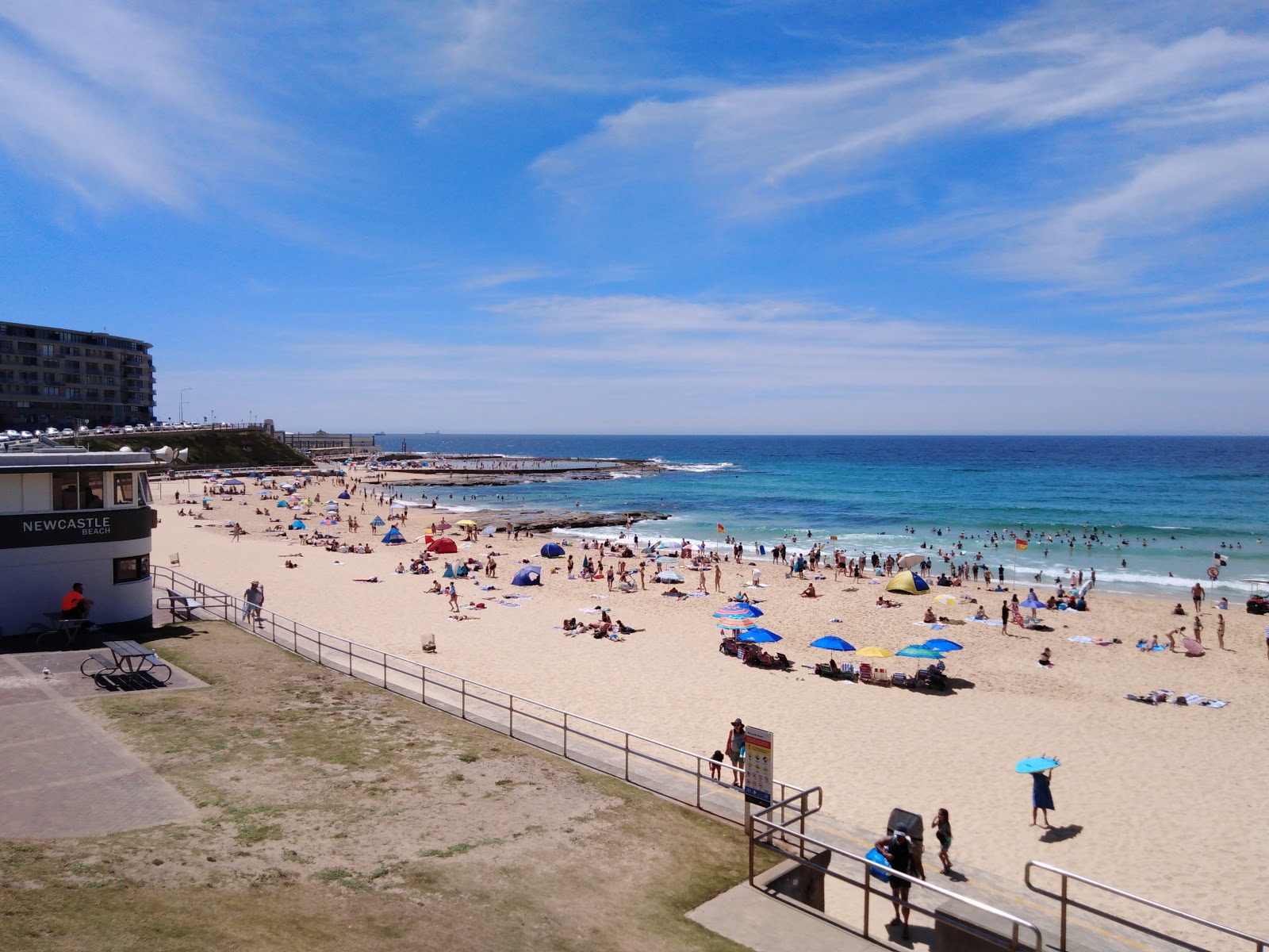 Newcastle Beach的照片 带有碧绿色纯水表面