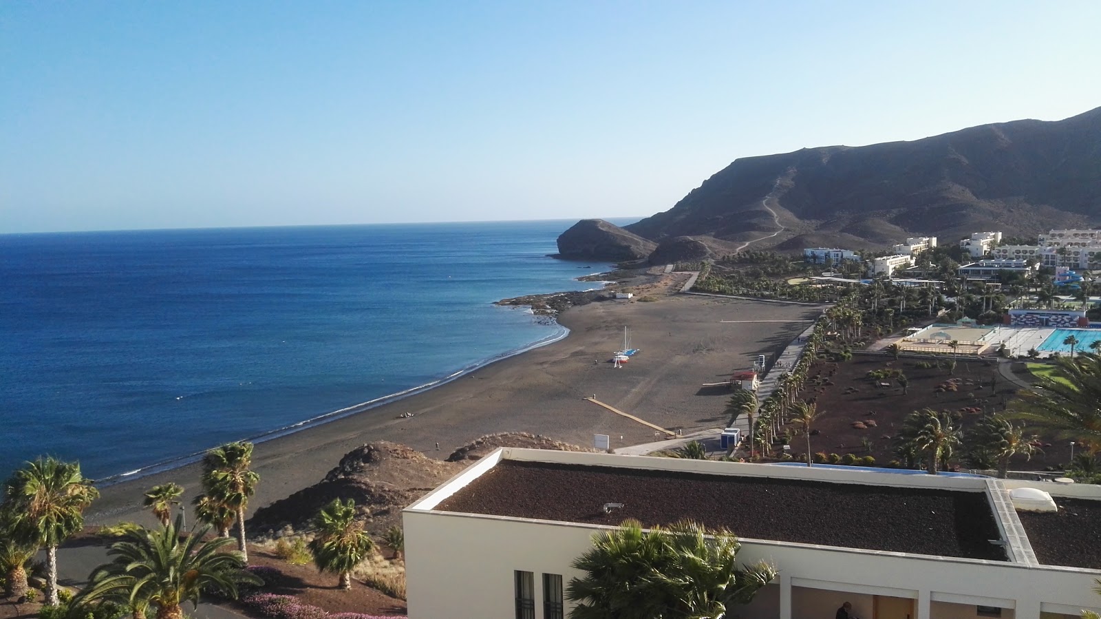 Foto af Playa de los Pobres med grå sand overflade