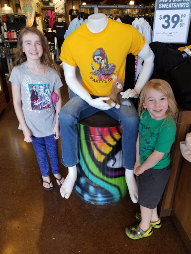 Clothing Store «Tillys», reviews and photos, 6581 N Riverside Dr, Fresno, CA 93722, USA