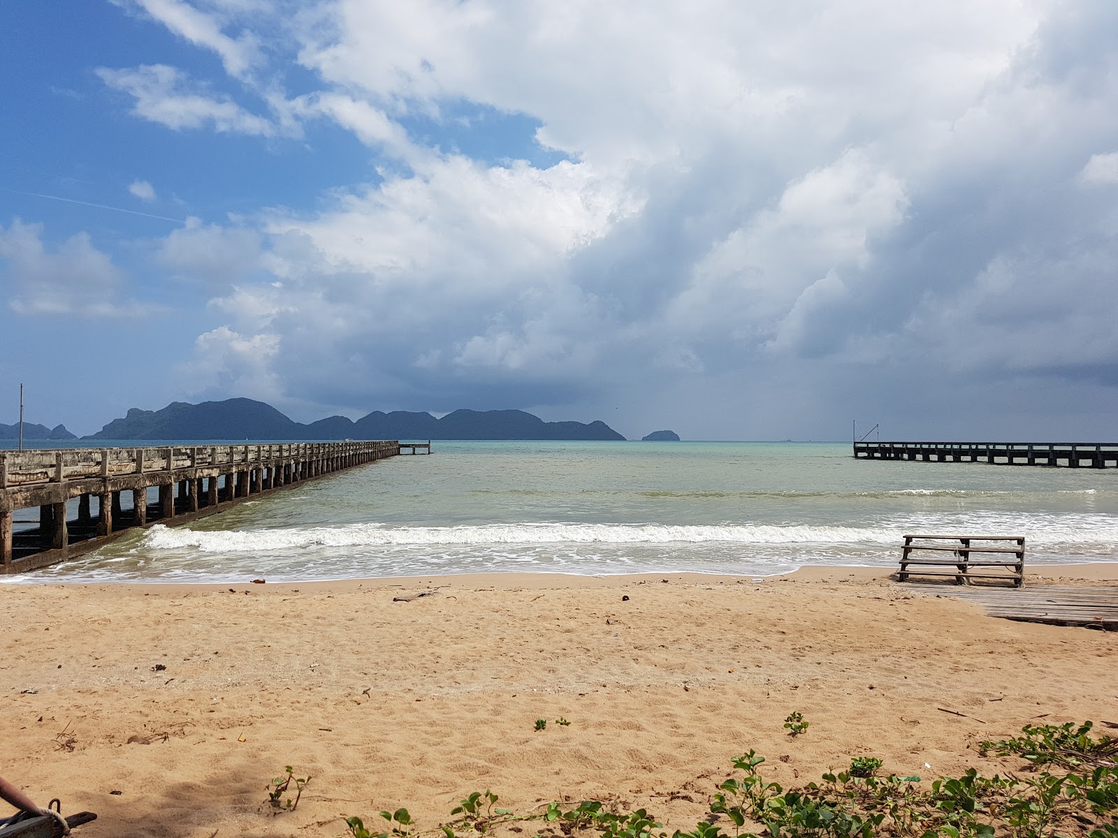Foto de ThungMaHa Beach e o assentamento