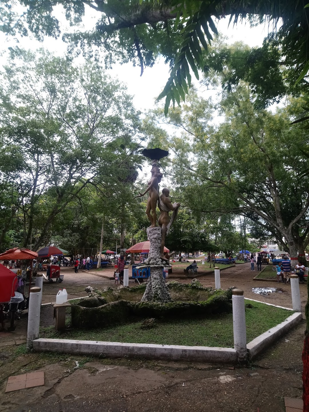 Monumento Indígena Con La Flor Del Guaviare