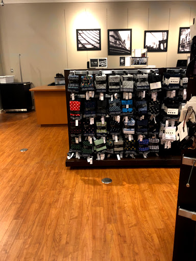 Clothing Store «Banana Republic Factory Store», reviews and photos, 407 N Alafaya Trail, Orlando, FL 32828, USA