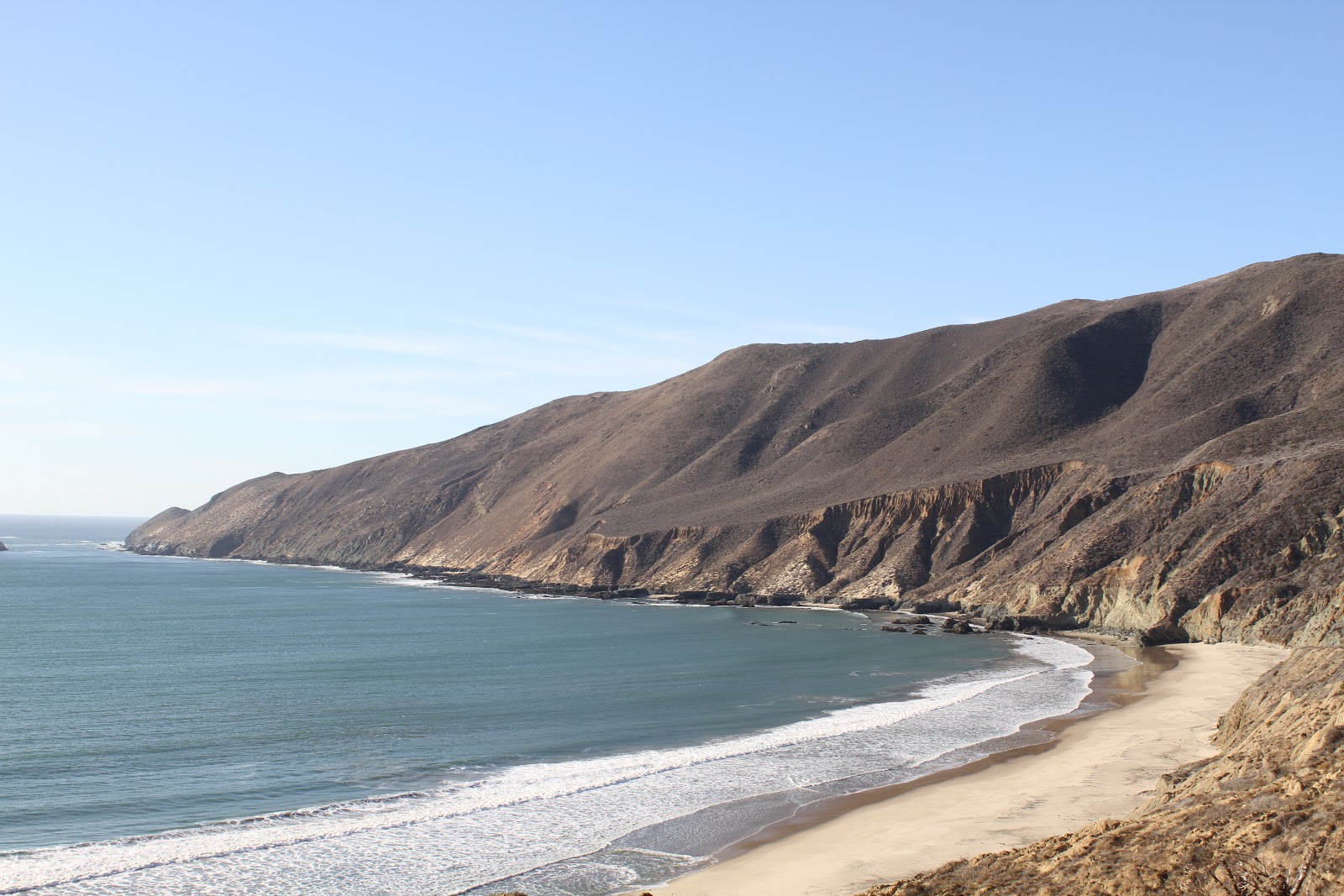 Foto af Brown's Beach med lys sand overflade