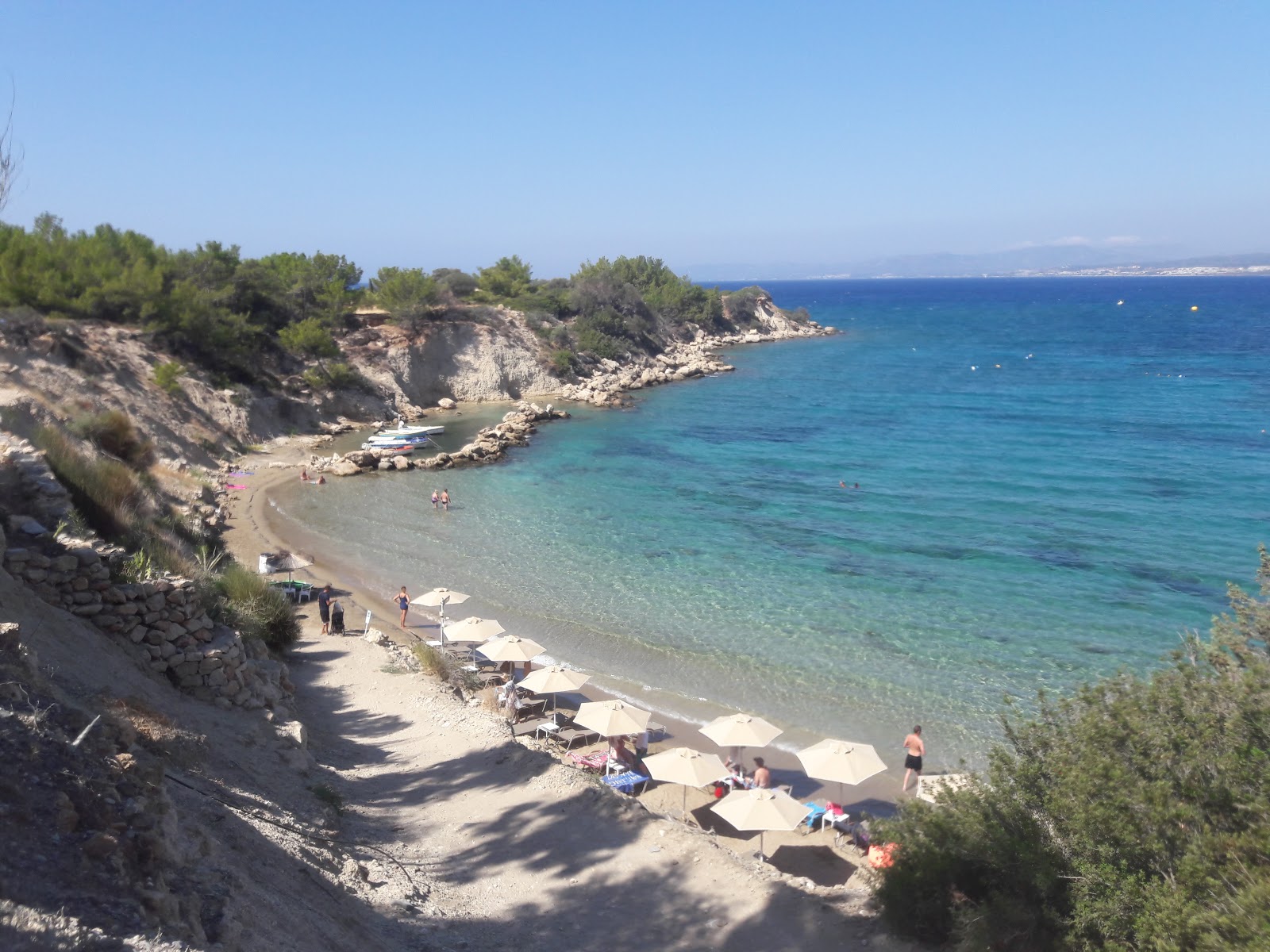 Photo de Plage de Kavos entouré de montagnes