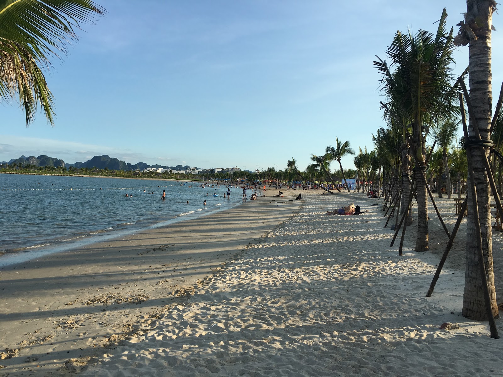 Photo de Tuan Chau Resort beach zone des équipements