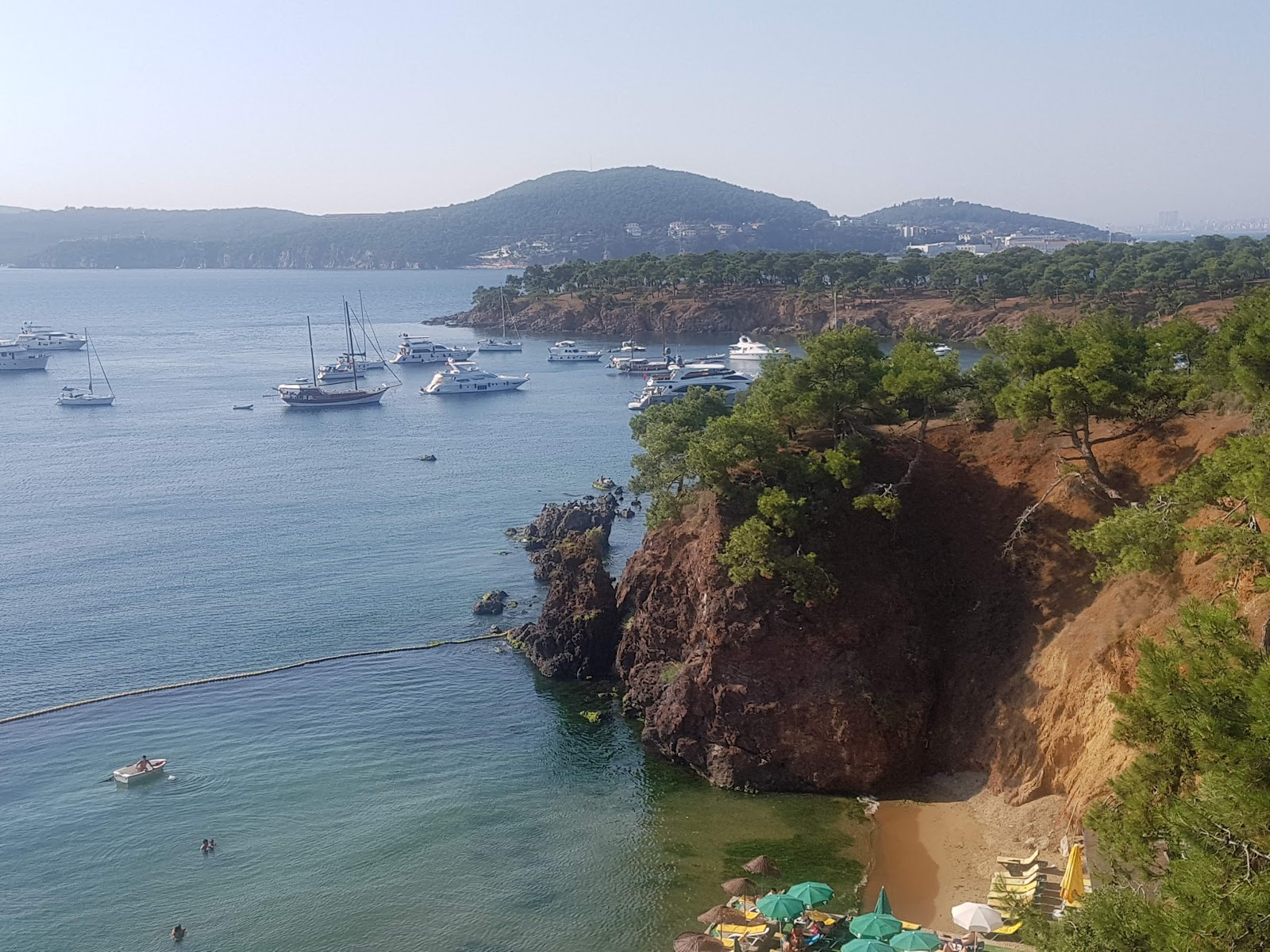 Foto av Prenses Koyu omgiven av klippor