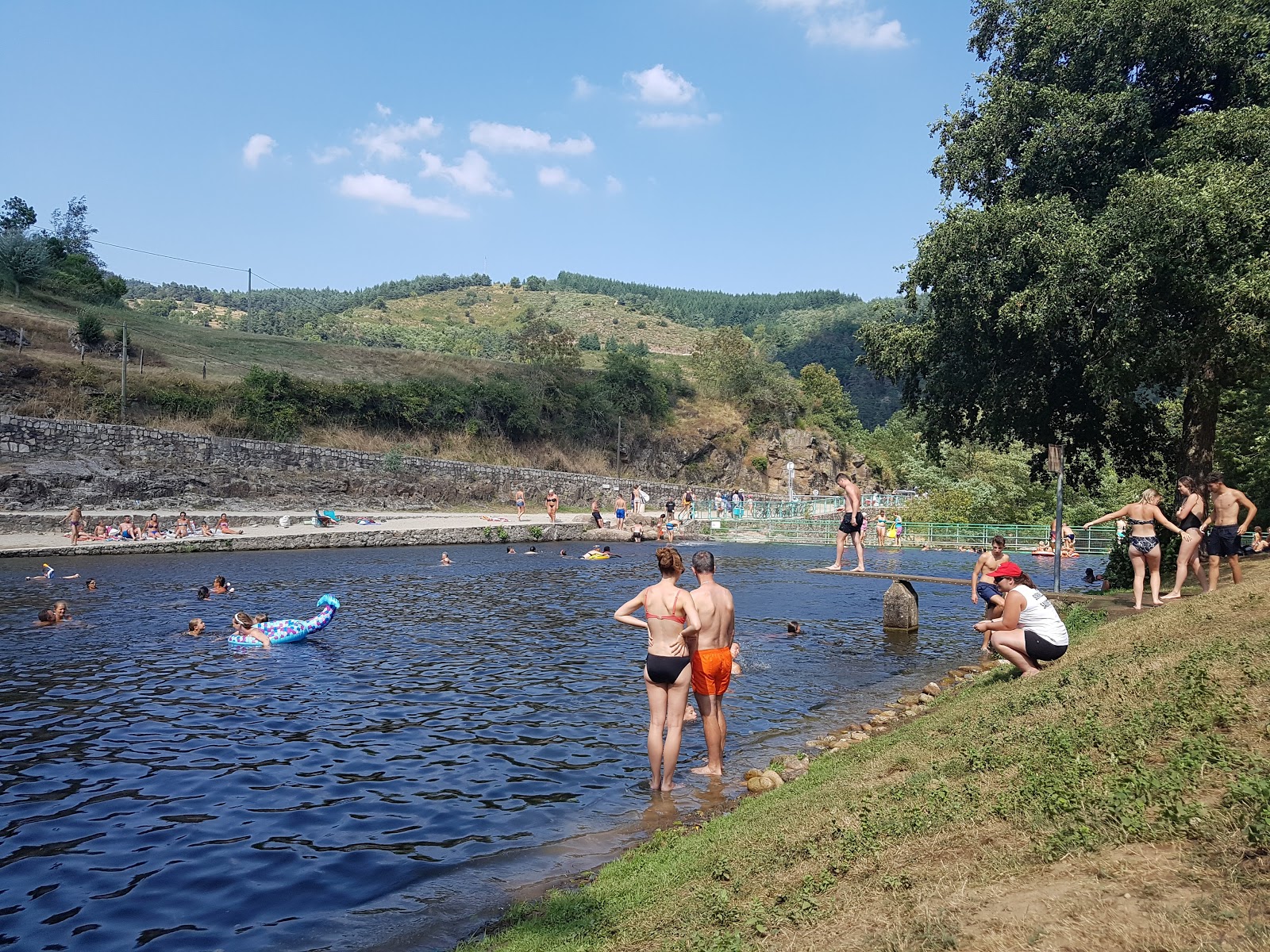 Plage de Point d'eau de Retourtour'in fotoğrafı düz bir kıyı şeridi ile birlikte