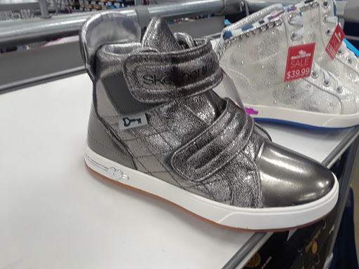 Shoe Store «SKECHERS Factory Outlet», reviews and photos, 3030 E 9th St, Oakland, CA 94601, USA