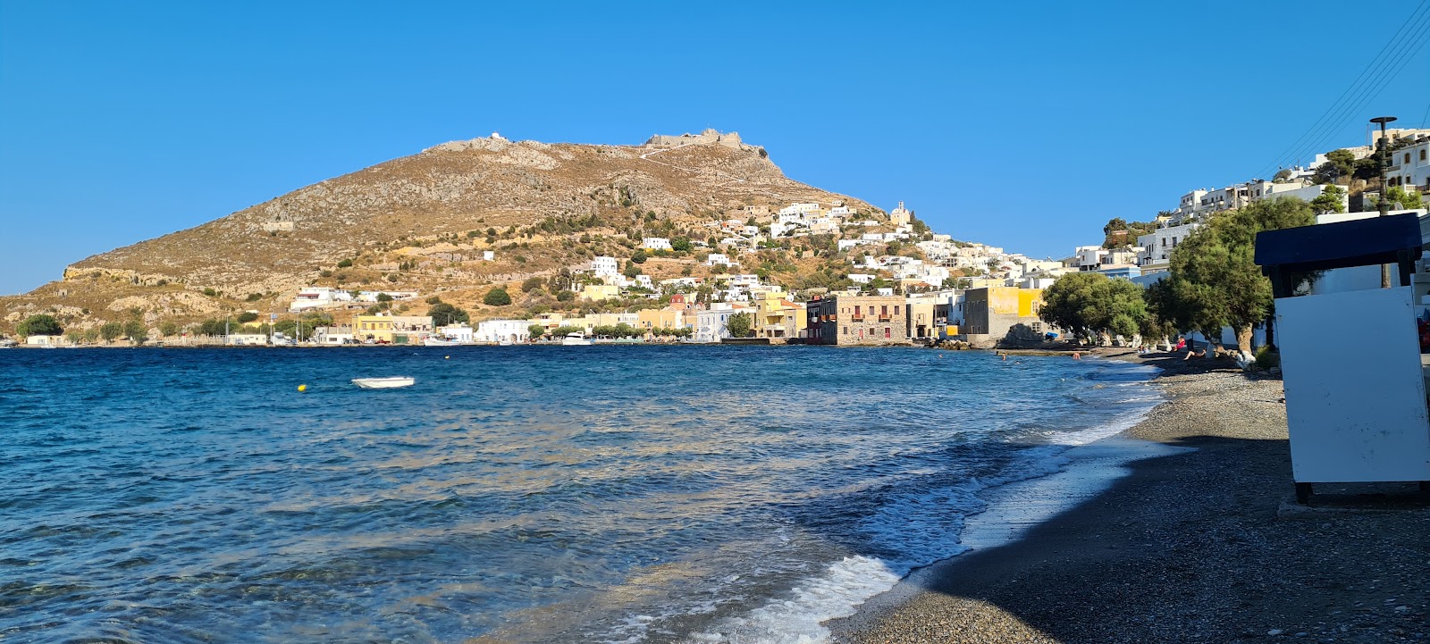 Paralia Agias Marinas'in fotoğrafı gri ince çakıl taş yüzey ile