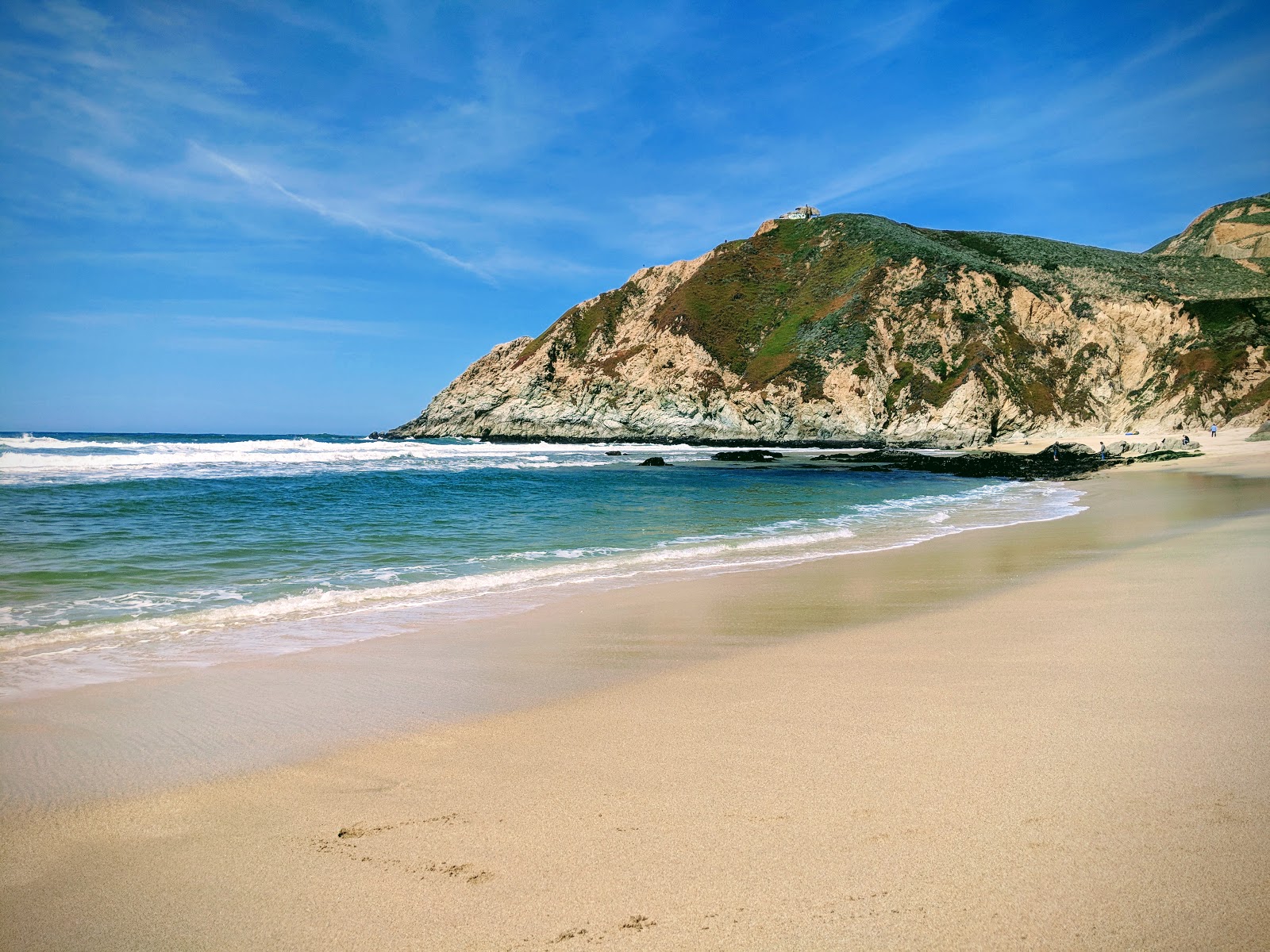 Fotografie cu Gray Whale Cove Beach cu o suprafață de apa turcoaz