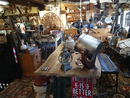 White Lion Antiques - Hartley Wintney